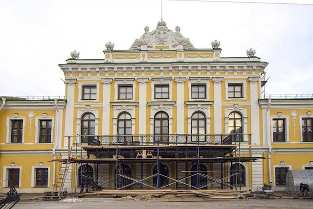 Балкон Императорского дворца нашли на свалке под Тверью