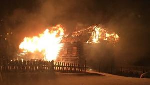 Памятник деревянного зодчества сгорел в Карелии