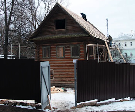 Дом Меховых в Угличе оградили от стихий и несознательных горожан
