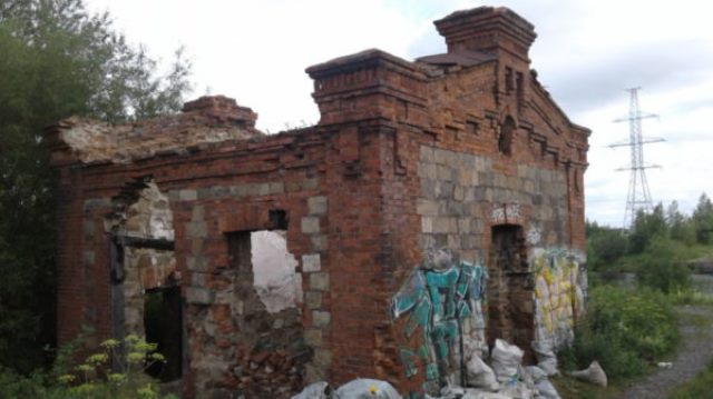 Священник пытается спасти железнодорожное здание начала ХХ века