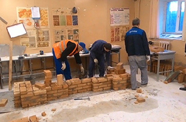 Полку каменщиков прибыло