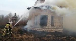 Пожарные спасли знаменитую колокольню в Цивозере