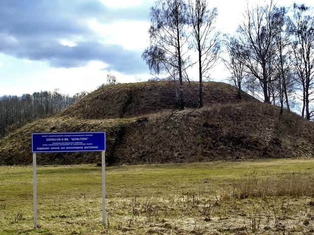 Новгородская охрана памятников требует убрать крест с “могилы Рюрика”